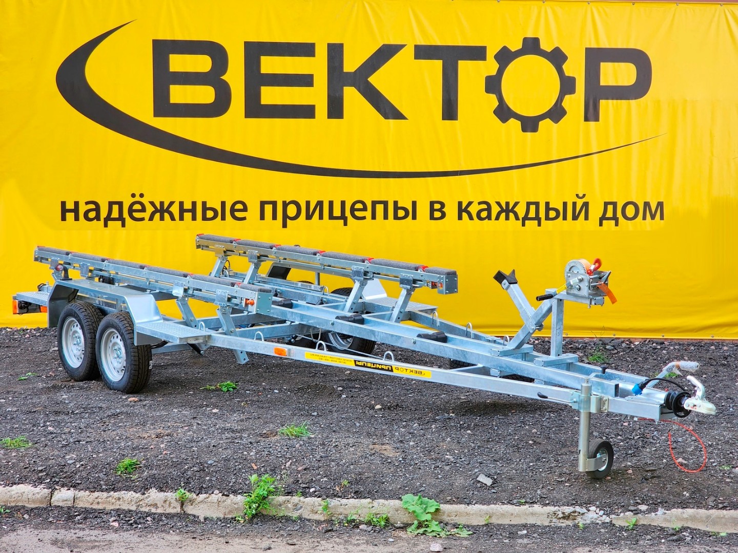 Двухосный прицеп для водной техники с тормозом ЛАВ 81017 с ложементом Двухосный прицеп для водной техники с тормозом ЛАВ 81017 с ложементом