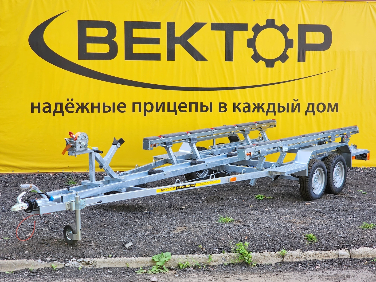 Двухосный прицеп для водной техники с тормозом ЛАВ 81017 с ложементом Двухосный прицеп для водной техники с тормозом ЛАВ 81017 с ложементом