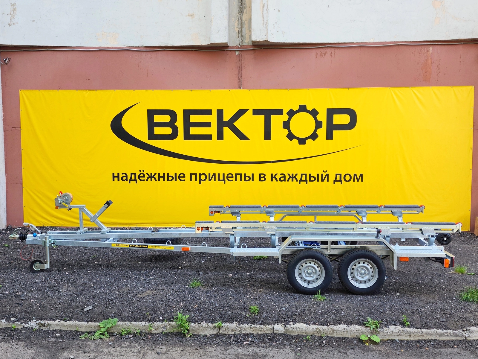 Двухосный прицеп для водной техники с тормозом ЛАВ 81017 с ложементом Двухосный прицеп для водной техники с тормозом ЛАВ 81017 с ложементом