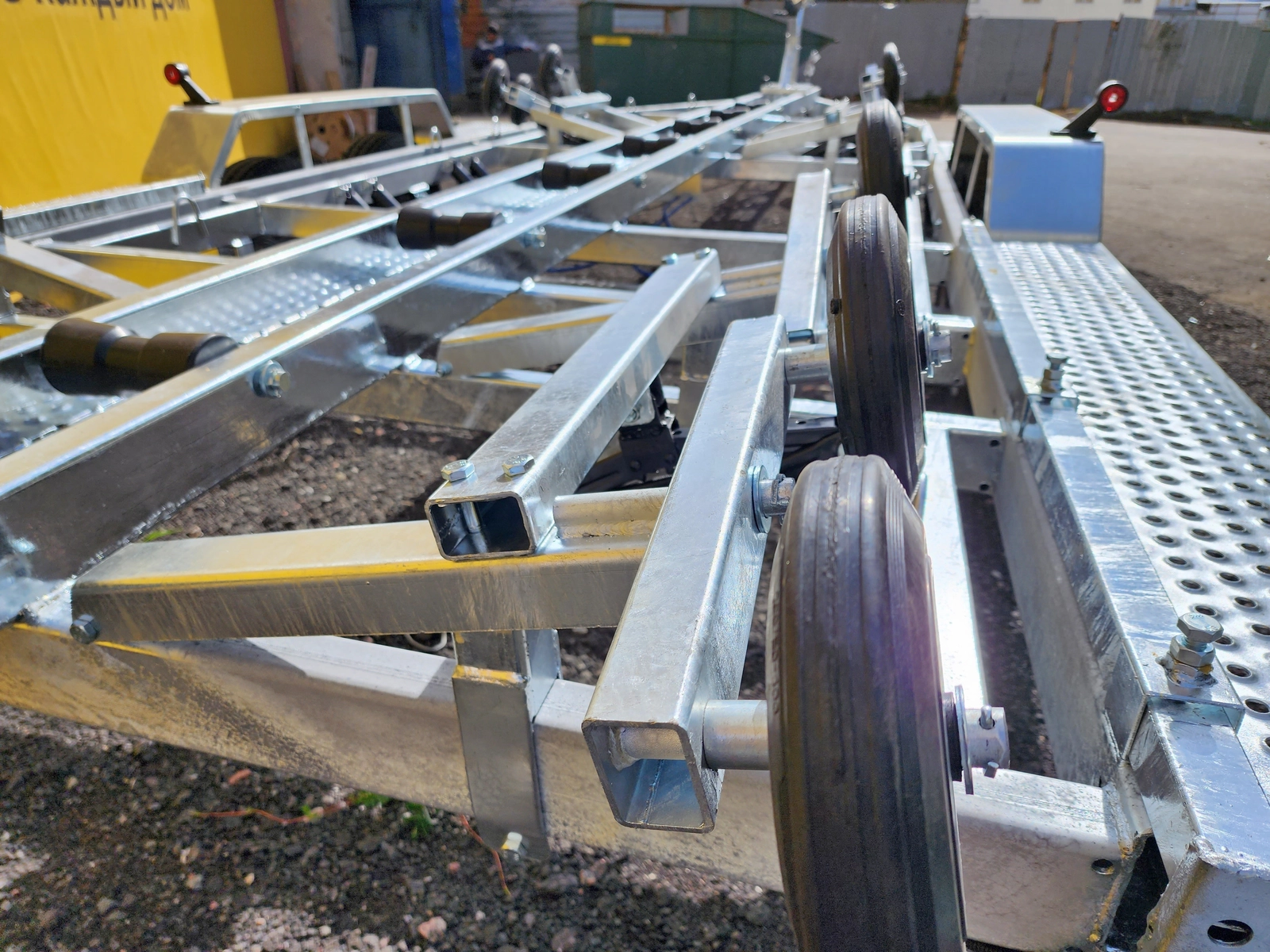 Двухосный прицеп для водной техники с тормозом ЛАВ 81018A Плюс Двухосный прицеп для водной техники с тормозом ЛАВ 81018A Плюс