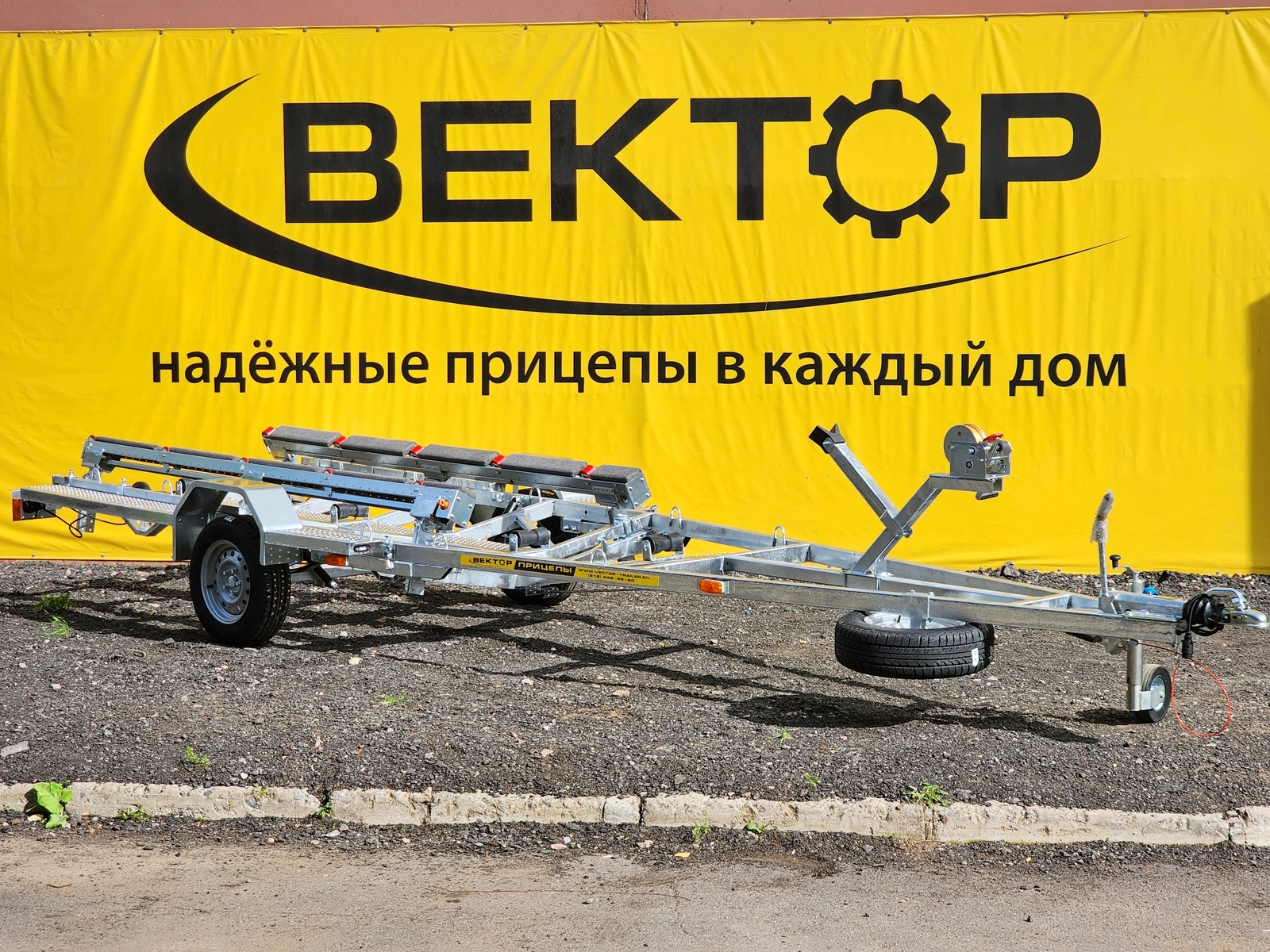 Одноосный прицеп для водной техники с тормозом ЛАВ 81016 с ложементом Одноосный прицеп для водной техники с тормозом ЛАВ 81016 с ложементом