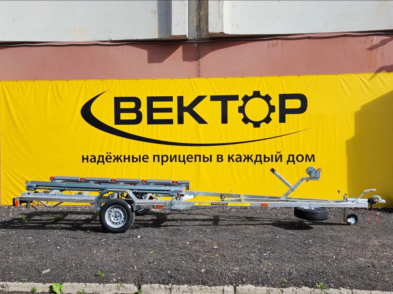 Одноосный прицеп для водной техники с тормозом ЛАВ 81016 с ложементом Одноосный прицеп для водной техники с тормозом ЛАВ 81016 с ложементом