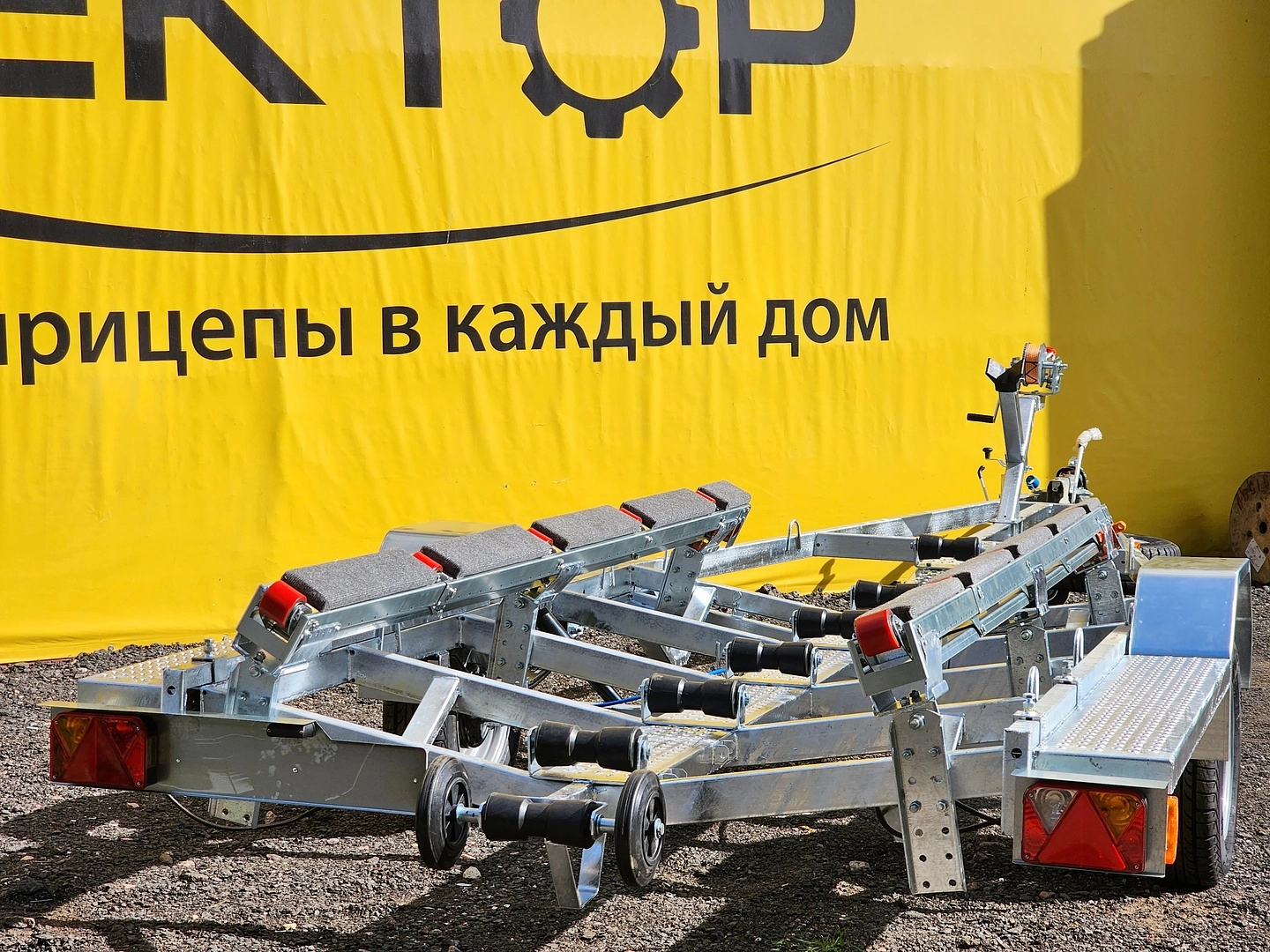 Одноосный прицеп для водной техники с тормозом ЛАВ 81016A с ложементом Одноосный прицеп для водной техники с тормозом ЛАВ 81016A с ложементом
