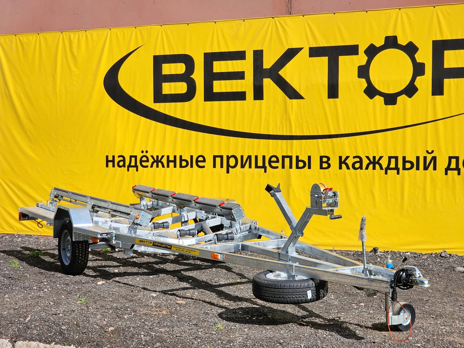 Одноосный прицеп для водной техники с тормозом ЛАВ 81016A с ложементом Одноосный прицеп для водной техники с тормозом ЛАВ 81016A с ложементом