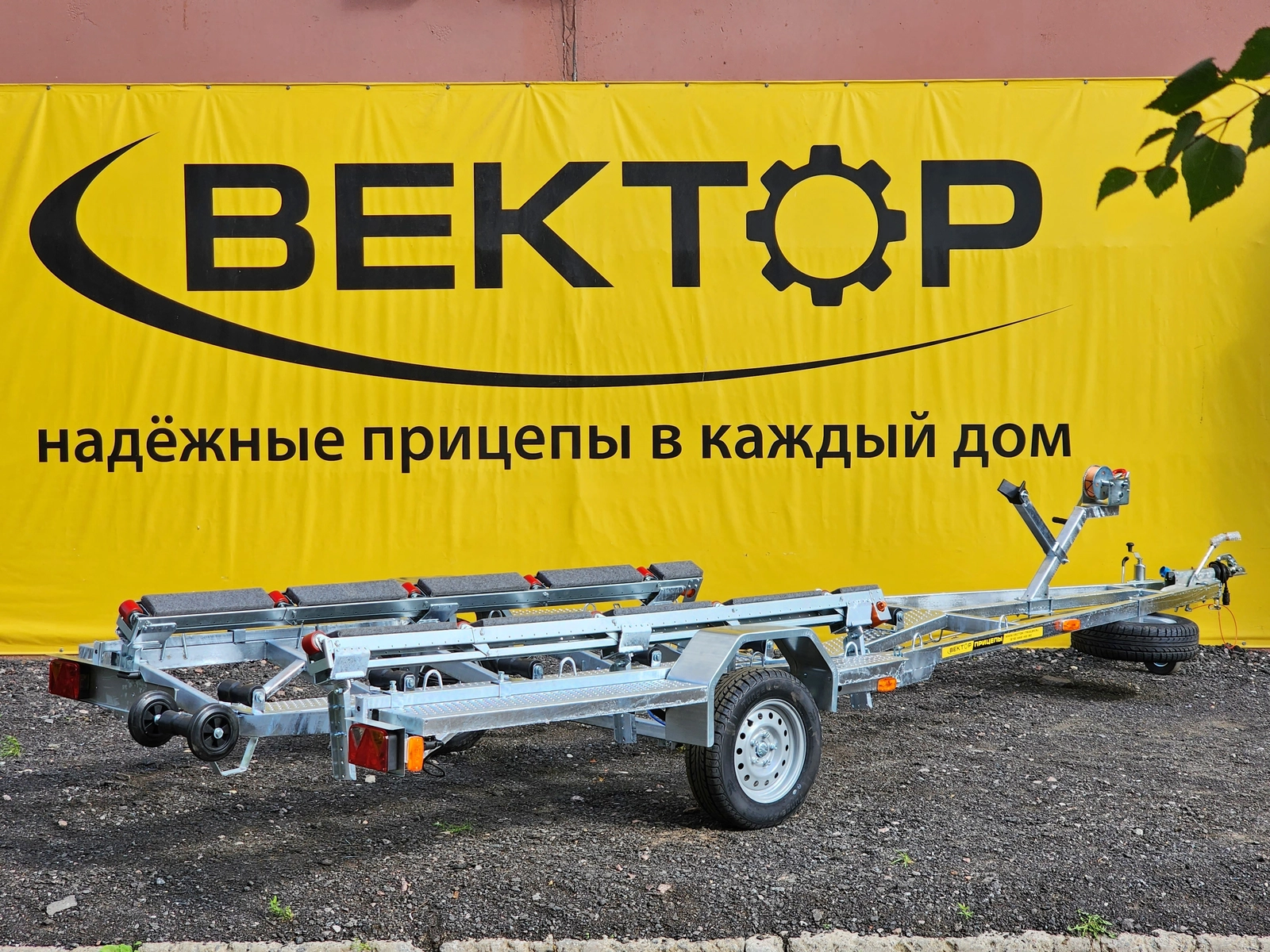 Одноосный прицеп для водной техники с тормозом ЛАВ 81016A с ложементом Одноосный прицеп для водной техники с тормозом ЛАВ 81016A с ложементом