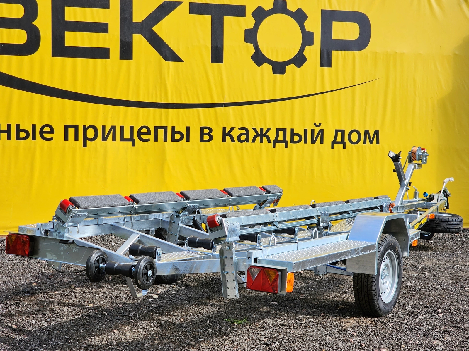 Одноосный прицеп для водной техники с тормозом ЛАВ 81016A с ложементом Одноосный прицеп для водной техники с тормозом ЛАВ 81016A с ложементом