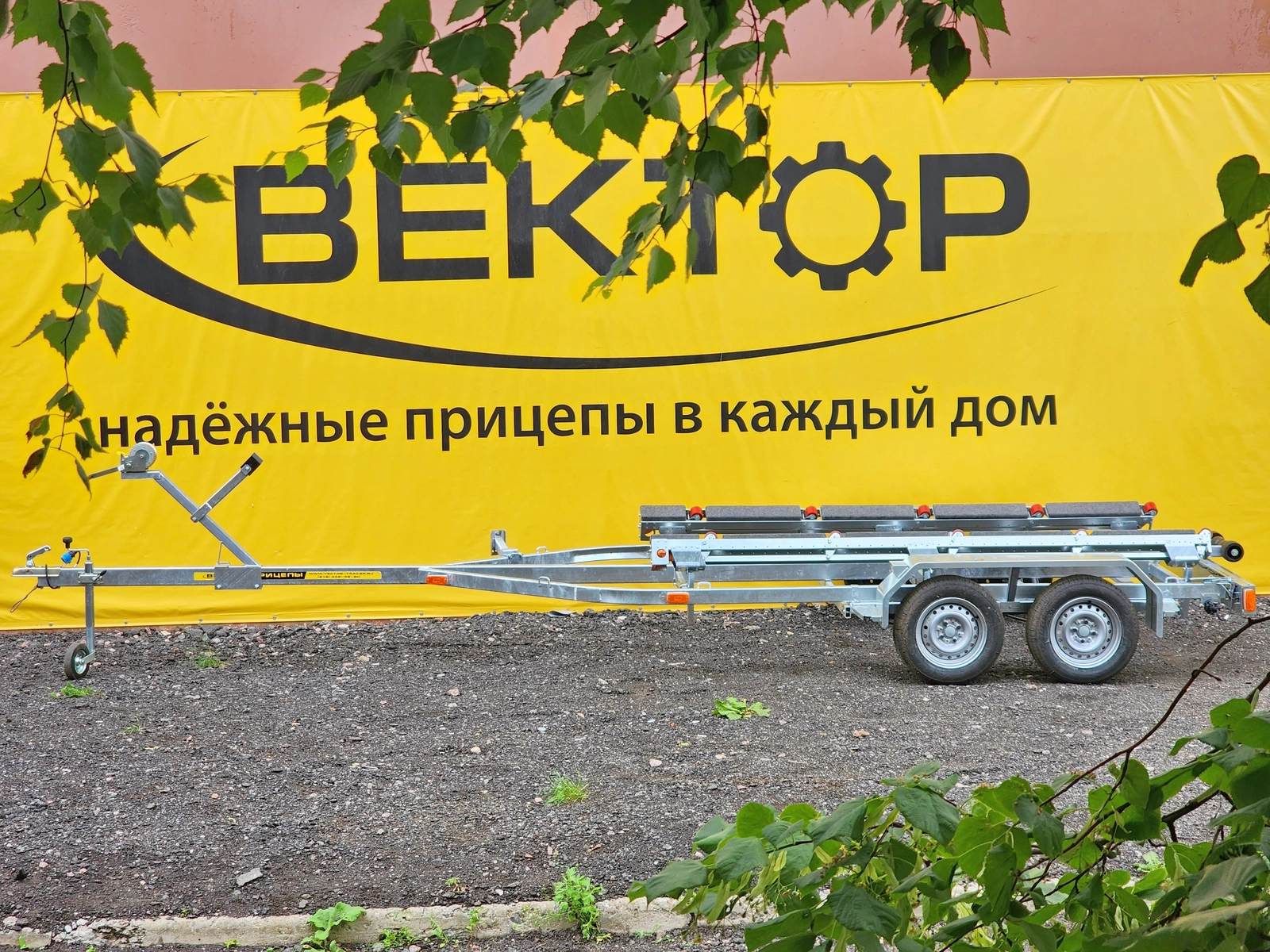 Двухосный прицеп для водной техники без тормоза ЛАВ 81014B с ложементом Двухосный прицеп для водной техники без тормоза ЛАВ 81014B с ложементом