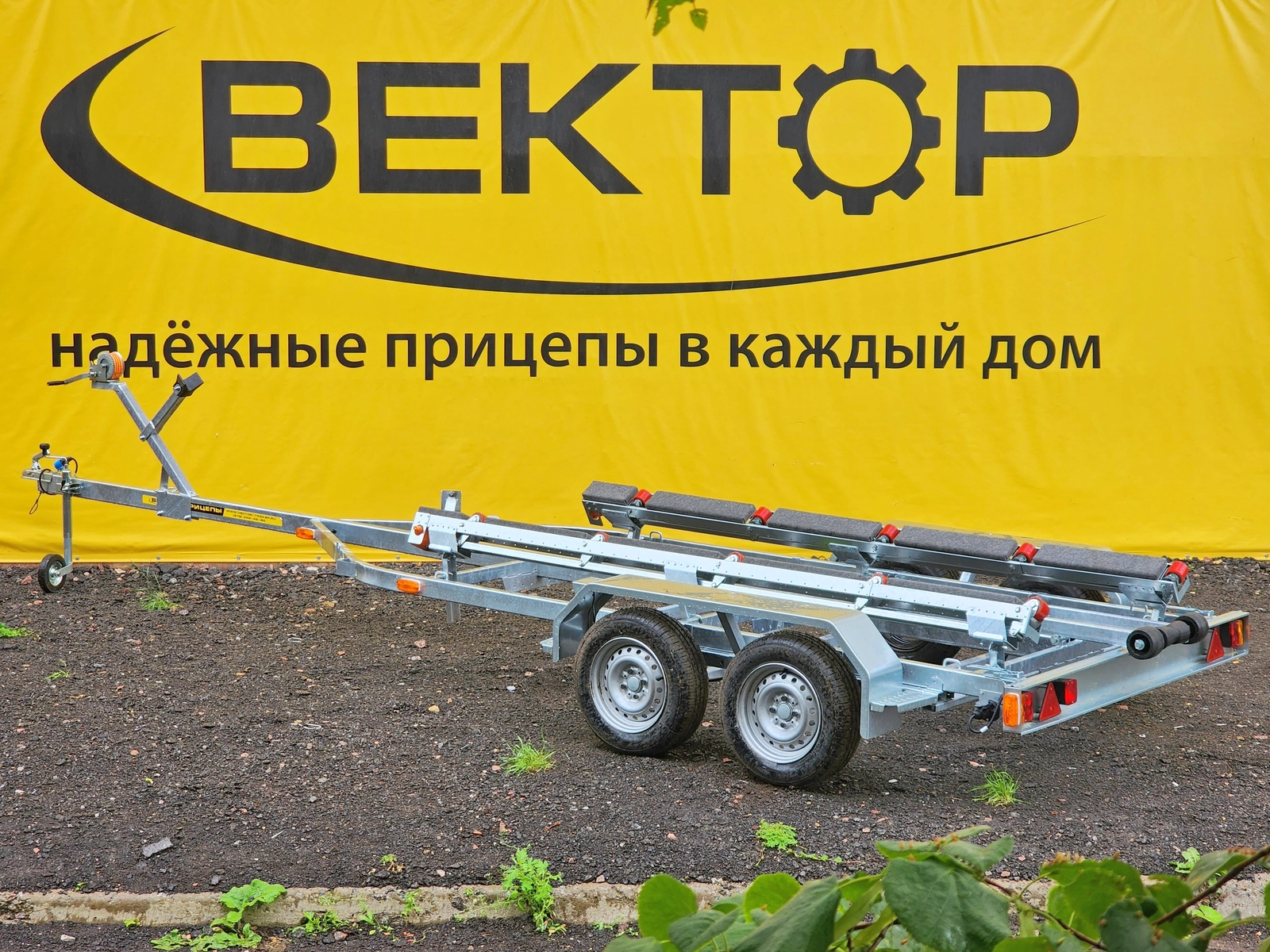 Двухосный прицеп для водной техники без тормоза ЛАВ 81014B с ложементом Двухосный прицеп для водной техники без тормоза ЛАВ 81014B с ложементом