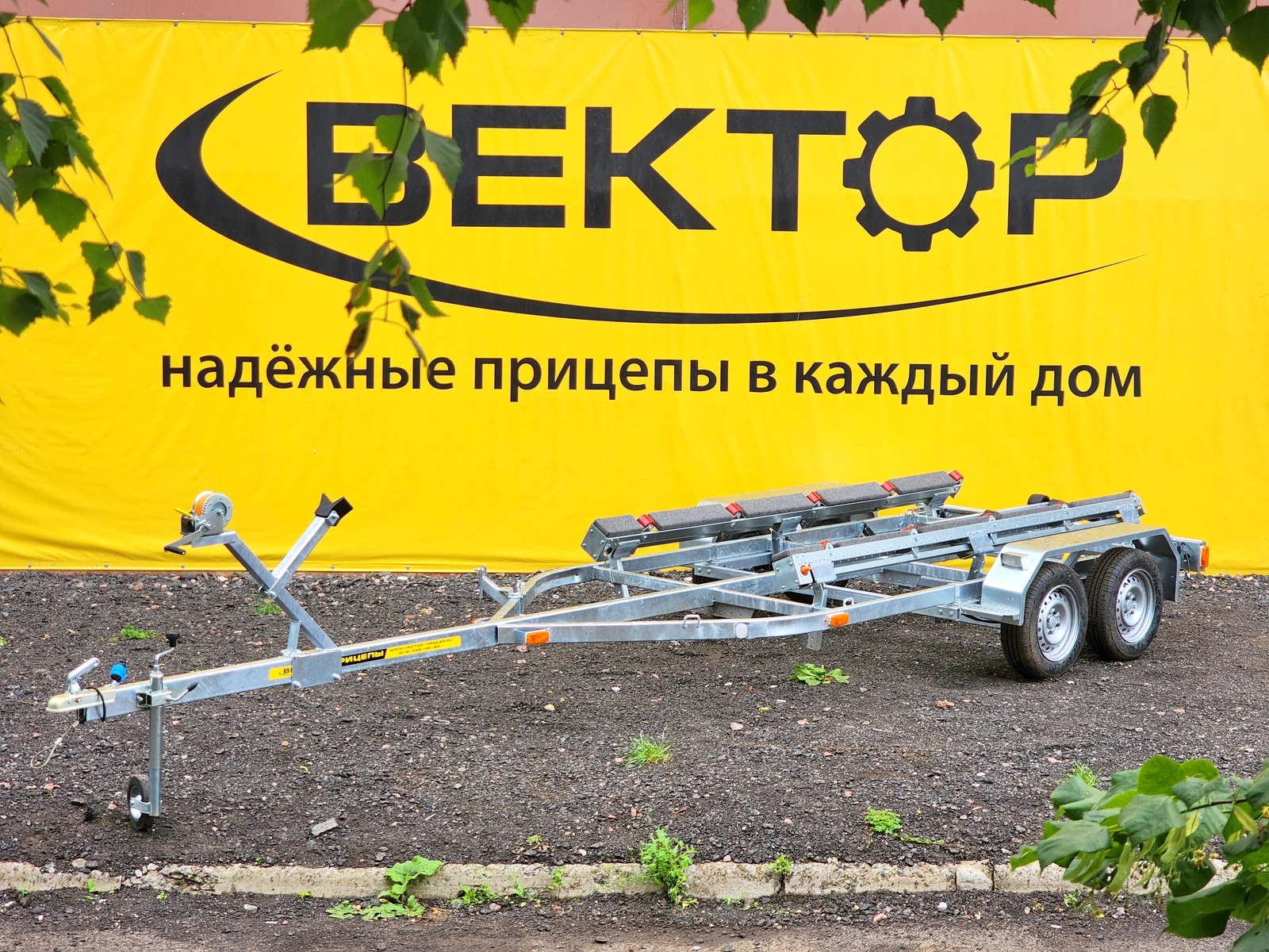 Двухосный прицеп для водной техники без тормоза ЛАВ 81014B с ложементом Двухосный прицеп для водной техники без тормоза ЛАВ 81014B с ложементом