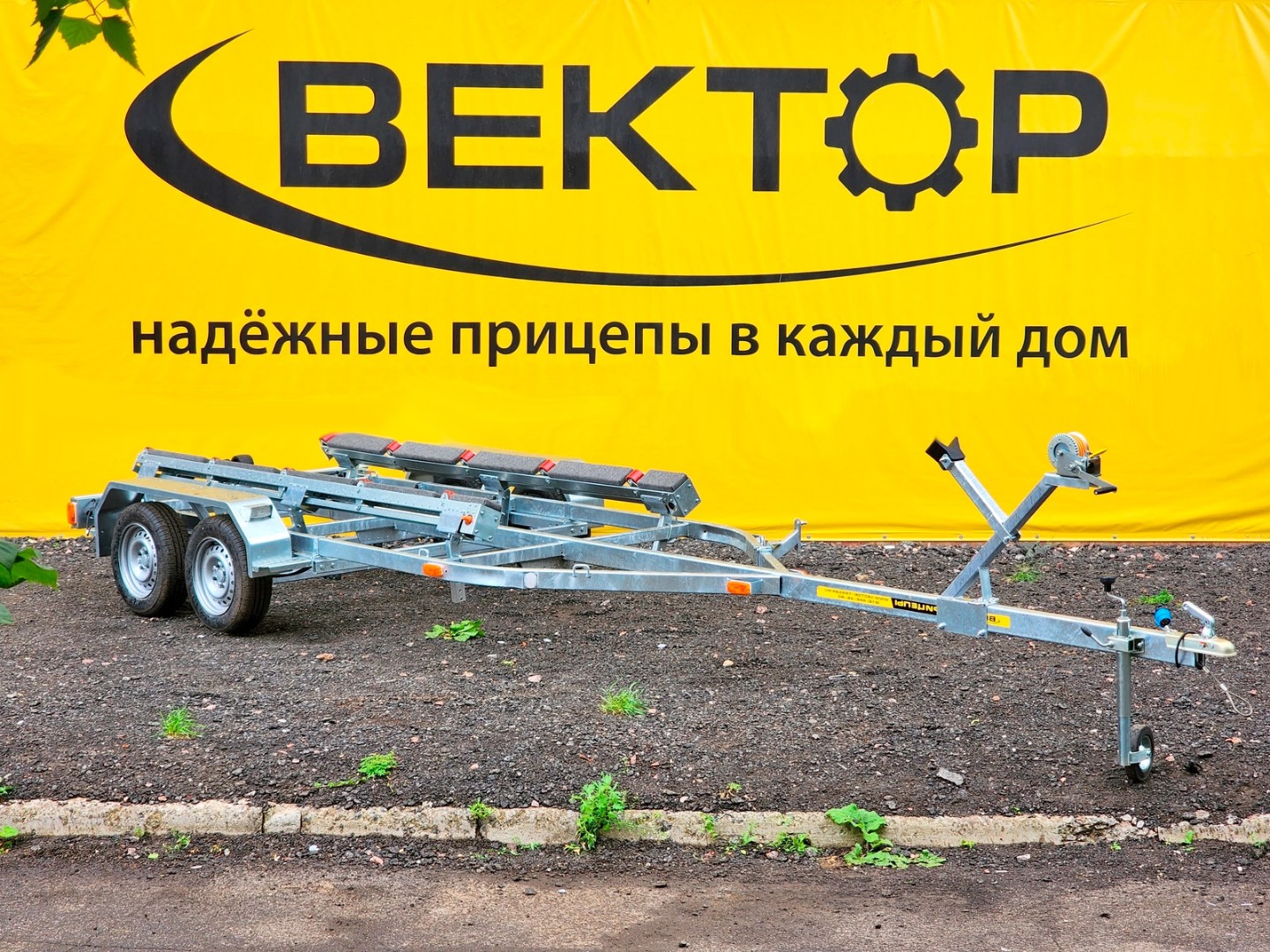 Двухосный прицеп для водной техники без тормоза ЛАВ 81014B с ложементом Двухосный прицеп для водной техники без тормоза ЛАВ 81014B с ложементом