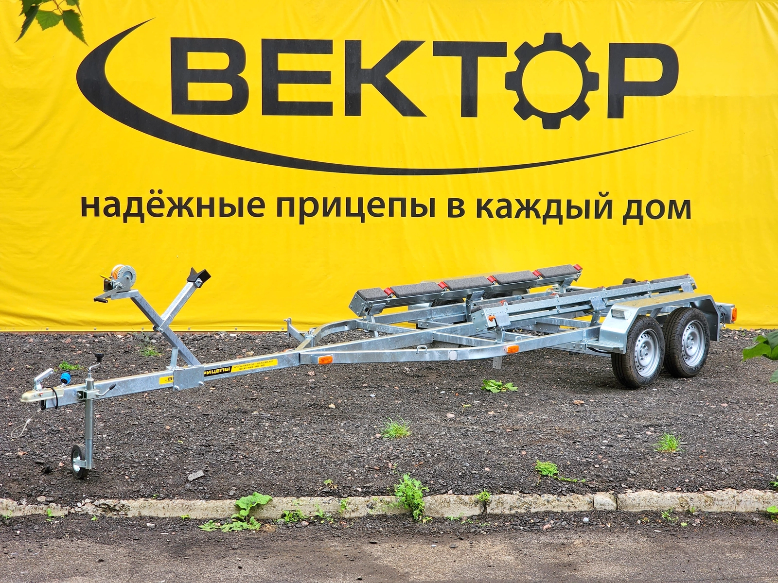 Двухосный прицеп для водной техники без тормоза ЛАВ 81014B с ложементом Двухосный прицеп для водной техники без тормоза ЛАВ 81014B с ложементом