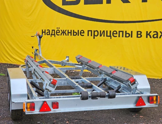 Двухосный прицеп для водной техники без тормоза ЛАВ 81014B с ложементом Двухосный прицеп для водной техники без тормоза ЛАВ 81014B с ложементом
