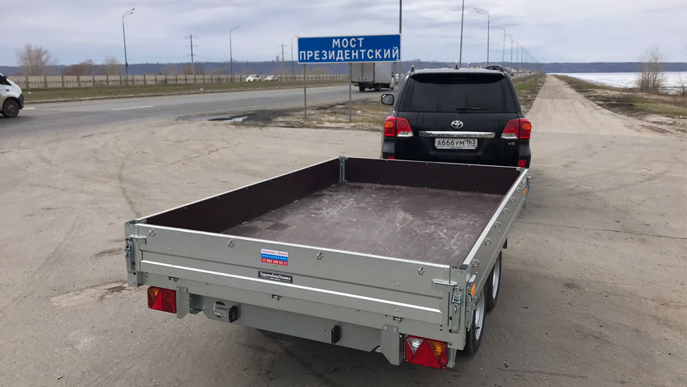 Прицеп бортовой двухосный с тормозом ССТ-7132-28 (платформа Ш=1821 мм) Прицеп бортовой двухосный с тормозом ССТ-7132-28 (платформа Ш=1821 мм)