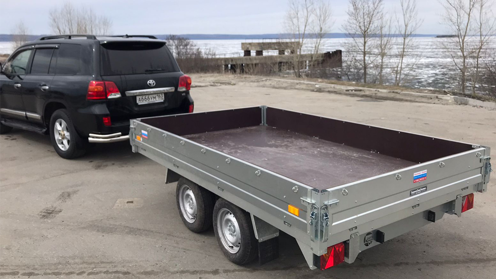Прицеп бортовой двухосный с тормозом ССТ-7132-28 (платформа Ш=1821 мм) Прицеп бортовой двухосный с тормозом ССТ-7132-28 (платформа Ш=1821 мм)